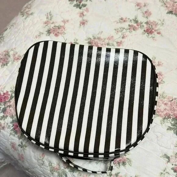 Henri Bendel, Centennial, straight make up case. - Picture 5 of 10